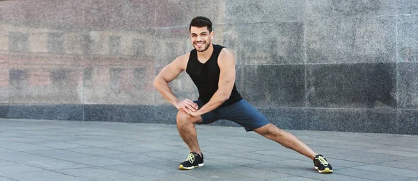 Młody przystojny mężczyzna rozprostować nogi przed bieganiem — Zdjęcie stockowe