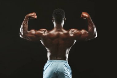 Kaslı atletik vücut Fitness Model çalışmaları sonra poz