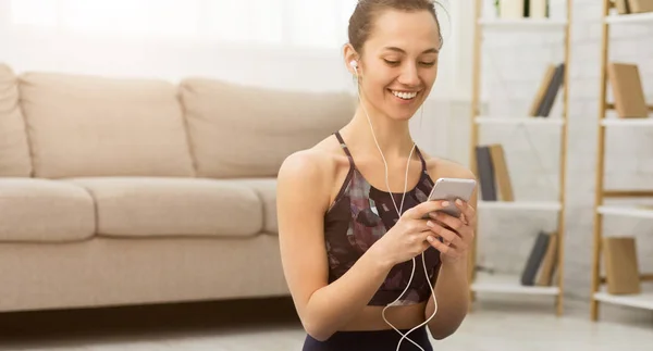 Mulher Milenar Texting no celular e ouvir música — Fotografia de Stock