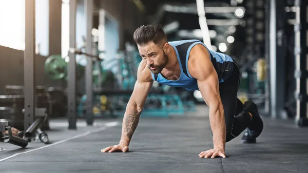 Muscular guy preparing for hard workout in gym — Stock Photo, Image