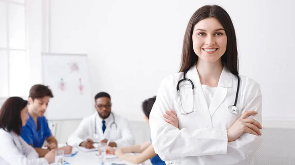 Docteur heureux avec la pose de stéthoscope à la caméra — Photo