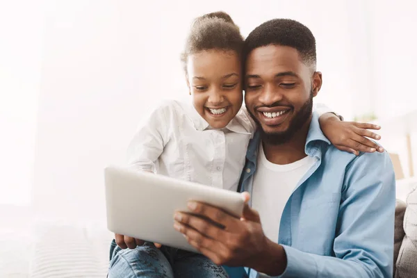 Παρακολουθήστε κινούμενα σχέδια στο tablet. Πατέρας και κόρη χρήση ψηφιακής συσκευής — Φωτογραφία Αρχείου