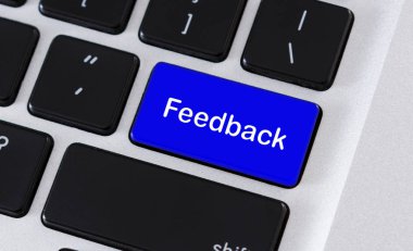 Geri Bildirim sözcüklerini gösteren mavi bilgisayar anahtarı