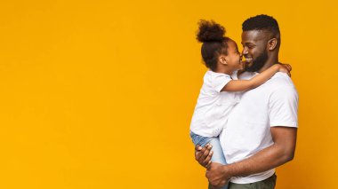 Sevimli küçük afrikalı kız babası ile burun dokunmadan