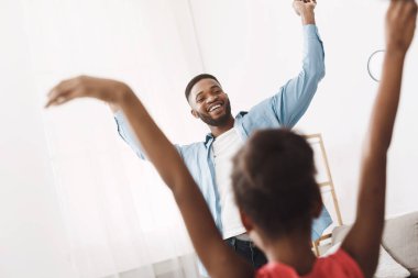 Küçük Afro Kızı Evde Dans Baba Öğretim