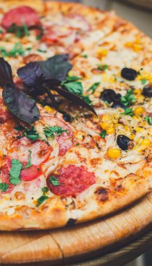 Tavuk jambon, mısır ve siyah zeytin ile lezzetli İtalyan pizza