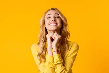 Pleasant Girl Bir Şey İçin Yalvarıyor ve El Ele Tutuşuyor