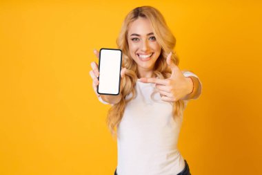 Happy Millennial Woman Boş Smartphone Ekran gösteren