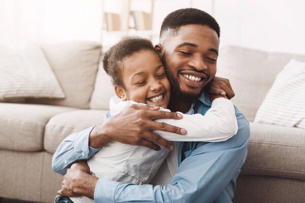 Теплые объятия. Африканская дочь обнимает отца с любовью
