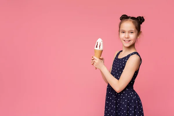 Linda chica sosteniendo dos cono de helado y sonriendo en la cámara — Foto de Stock