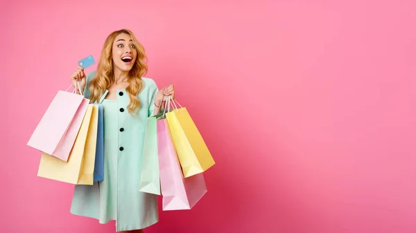 Concepto de Consumismo. Chica sosteniendo tarjeta de crédito y bolsas de compras —  Fotos de Stock