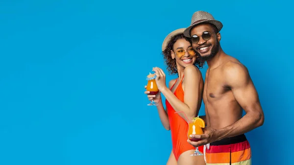 幸せなアフリカのカップルは、エキゾチックなカクテルを飲んで抱きしめる — ストック写真