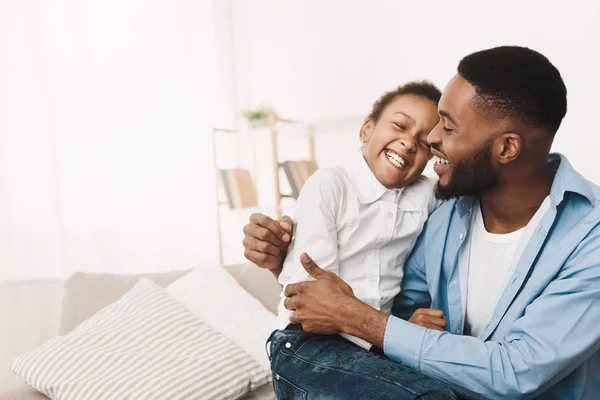 Afro padre cosquillas hija, divertirse y jugar en casa — Foto de Stock