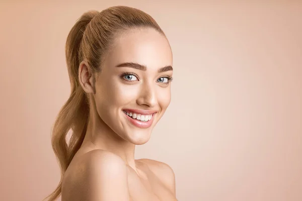 Concepto de Cosmetología. Mujer con piel perfecta, fondo melocotón — Foto de Stock