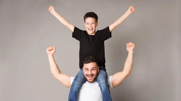 Homem e menino entusiasmados desfrutando de sucesso juntos — Fotografia de Stock