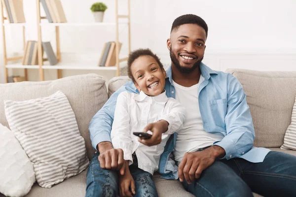 Gemeinsam fernsehen. Vater und Tochter wechseln Kanäle — Stockfoto