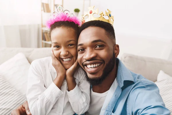 Spela prinsessan. Far och dotter i kronor med Selfie — Stockfoto