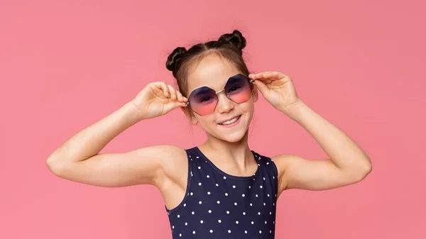 Aranyos kislány a stílusos napszemüveg élvezve nyári időfutam — Stock Fotó