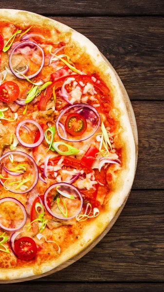 Leckere Pizza mit Zwiebeln, Speck und Kirsche — Stockfoto