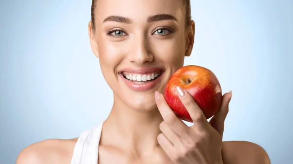 Stomatologia Concept. Kobieta z idealnym uśmiechem Holding jabłko — Zdjęcie stockowe