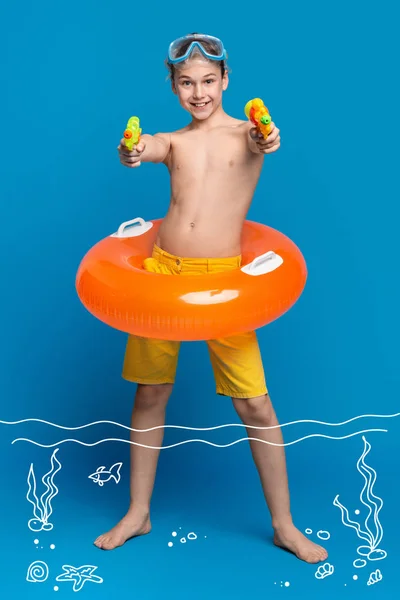 Jovem alegre descansando na água, atirando com armas de água na câmera — Fotografia de Stock