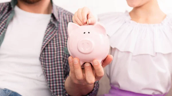 Pai e filha colocando dinheiro para o banco porquinho — Fotografia de Stock