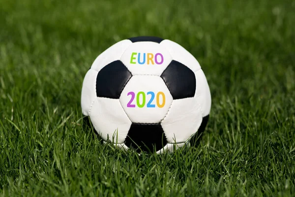 Tett opp mellom fotballen og euro 2020-mesterskapets konsept – stockfoto