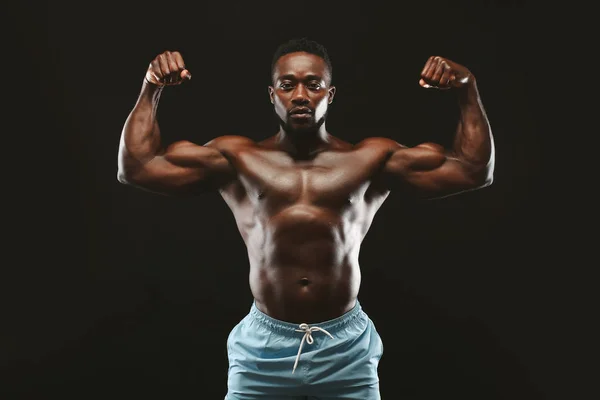 Afrikanischer Athlet zeigt muskulöse Hände und Schultern — Stockfoto