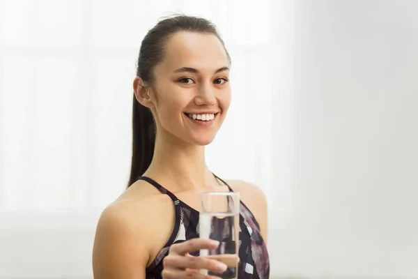 Bebida saudável. Mulher segurando vidro de água mineral limpa — Fotografia de Stock