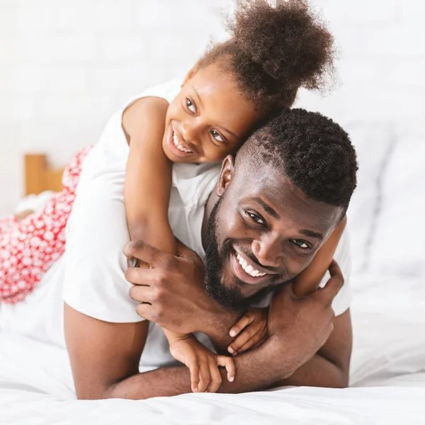 Entzückendes kleines afrikanisches Mädchen umarmt ihren Papa — Stockfoto