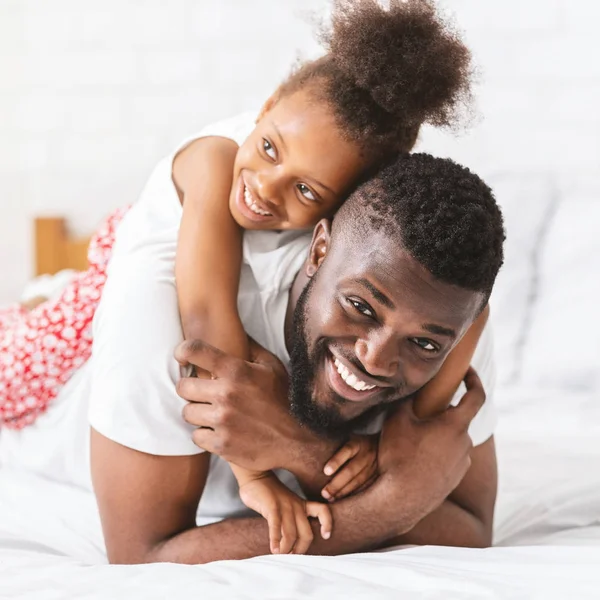 Adorable niña africana abrazando a su papá — Foto de Stock