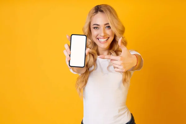 Mujer feliz Millennial mostrando pantalla de teléfono inteligente en blanco —  Fotos de Stock