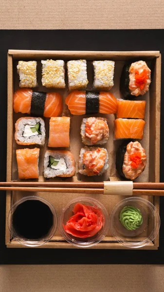 Σετ από ρολά και σούσι στο κουτί παράδοσης για μεσημεριανό γεύμα — Φωτογραφία Αρχείου