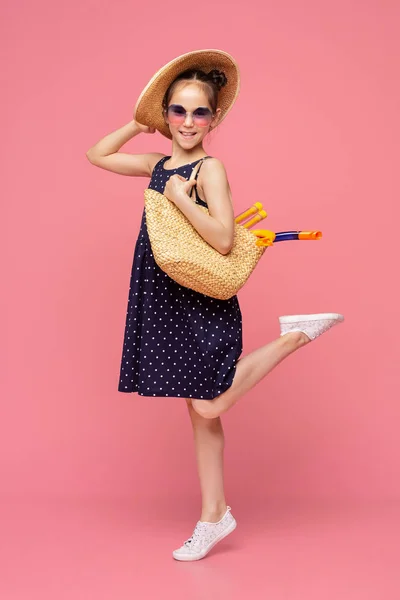 Stijlvol meisje gaat zwemmen met snorkel in rieten tas — Stockfoto