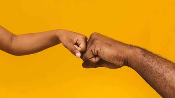 African man and little girl fist bump, close up — Stock Photo, Image