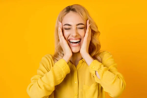 Счастливого образа жизни. Carefree Woman Laughing Out, Feeling Lucky — стоковое фото