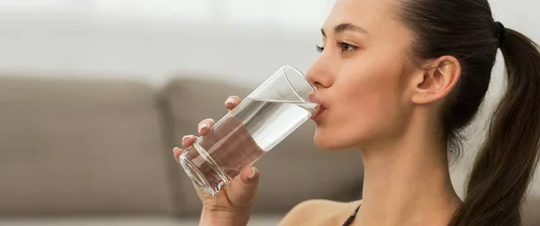 Líquido saludable. Mujer bebiendo agua fría de vidrio —  Fotos de Stock