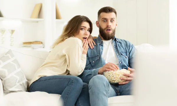 Casal assistindo filme de terror, Passar o fim de semana em casa — Fotografia de Stock