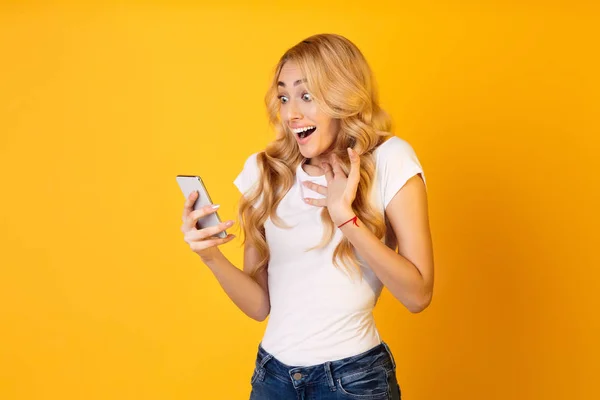 Unexpected Message. Woman Looking At Smartphone In Studio — Stock Photo, Image