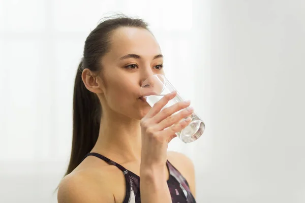 Sunn livsstil. Ung kvinne som drikker ferskvann – stockfoto