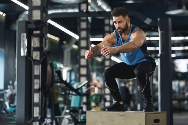 Sportoló csinál Box Jump gyakorolni a tornateremben — Stock Fotó