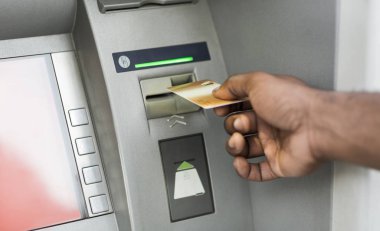 Altın kredi kartı ile ATM kullanarak adam yakın