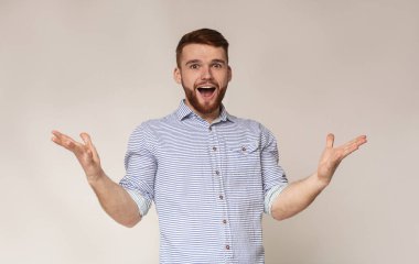 Genç çıkıldı adam yetiştirmek el ve mutlu çığlık