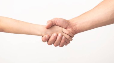 Ebeveyn ve çocuk arasında anlaşma. Baba ve kızın el sıkışması