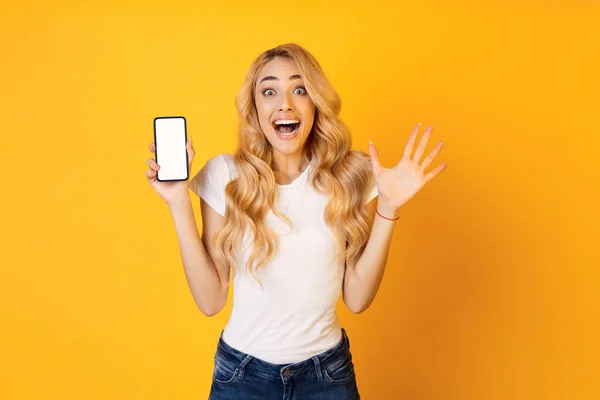 Boş Smartphone ekran, sarı arkaplan gösteren hayran kız — Stok fotoğraf