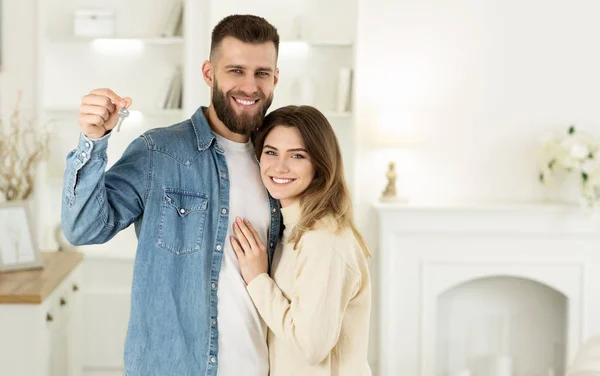 Comprando Concepto de Apartamento. Pareja mostrando clave y abrazo —  Fotos de Stock