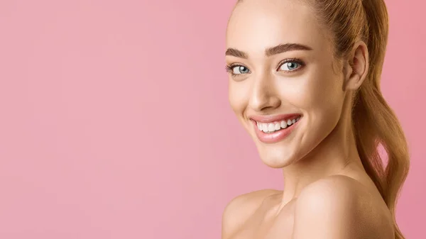 Chica con la piel limpia y radiante sonrisa mirando a la cámara — Foto de Stock