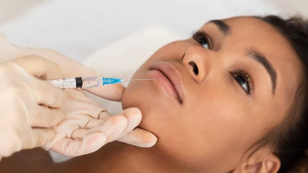 Augmentation des lèvres. Afro femme recevant l'injection d'acide hyaluronique — Photo