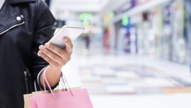 Alışveriş merkezinde mobil uygulaması ile tanınmaz Afrikalı kadın