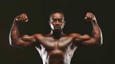 Siyah atlet esneme kasları, güçlü pazı gösteren